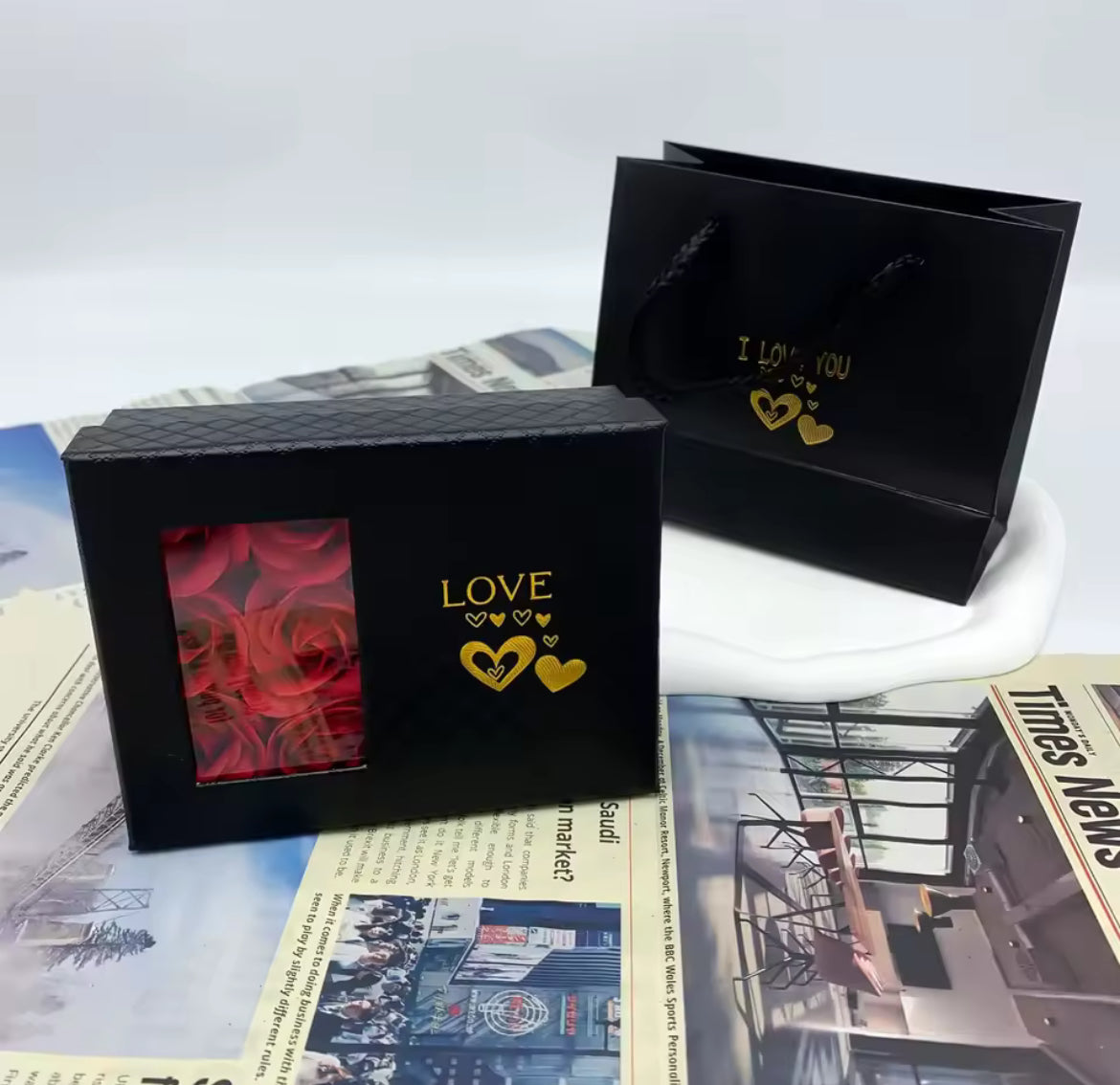 Boîte à bijoux avec ouverture de fenêtre, 6 roses romantiques